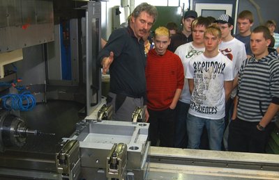
              <p class="artikelinhalt">Frank Lindner (links) erklärte Mittelschülern aus Jöhstadt am Montag die Abläufe in der A-Form AG in Mildenau. Die Form- und Werkzeugbaufirma beteiligt sich seit Jahren an der Woche der offenen Unternehmen.</p>
            