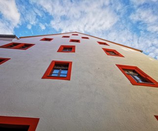 Die roten Fensterfaschen auf weißem Grund am Gebäude Burgstraße 38 - hier die Fassade zur Moritzstraße hin - sind ein Blickfang. Sie sind dem historischen Vorbild aus dem 16. Jahrhundert nachempfunden. Das Haus war laut Denkmalschutz 1537 gebaut worden. 