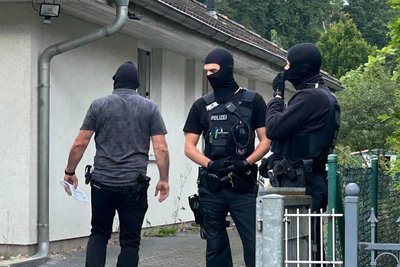 Vermummte Polizisten am Dienstagmorgen in Falkensee.