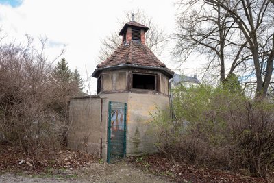 Der Eingang zum heruntergekommenen Pissoir an der Ecke Jößnitzer-/Reißiger Straße musste inzwischen mit einem Zaun abgesperrt werden.