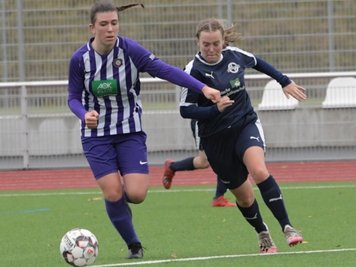 Die Auer Landesliga-Fußballerinnen um Teresa Prußky (l.) haben das Team der SG MoGoNo Leipzig mit 3:0 bezwungen. 