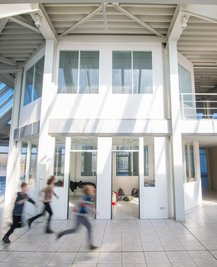 Das "Netzwerk", ein früheres Autohaus in Neukirchen, soll Zentrum des Dorflebens und Sitz des Dorfmanagers werden. Einen Vorgeschmack auf die Belebung gab es, als hier ein Projekt für Grundschüler stattfand. 