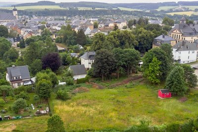 Auf diesem Grundstück zwischen Zschopauer Straße (rechts im Bild das Amtsgericht) und Turnvater-Jahn-Weg unweit des Zschopauer Tors soll das bis zu zehn Millionen Euro teure Projekt umgesetzt werden. 