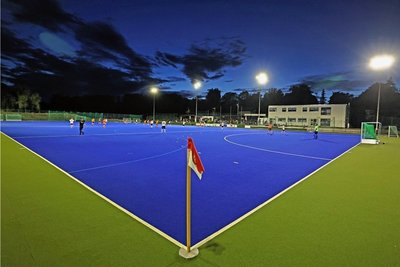 Auf dem Hockeyplatz brennt noch das Flutlicht. 