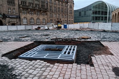 Die metallische Baumscheibe für die Silberlinde ist vorbereitet.