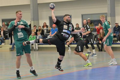 Die Zwönitzer, hier mit Dominic Treitschke in Aktion, wollen das Spitzenspiel gegen Plauen-Oberlosa für sich entscheiden.