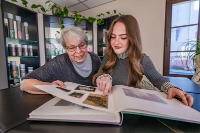 Gisela und Lara Tabea Beck beim Betrachten der historischen Aufnahmen.
