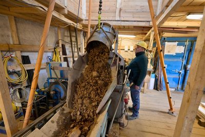 Tonne für Tonne aus dem Altbergbau-Stollen kommt ans Licht. Bergmann Peter Anger steuert die Maschinen.