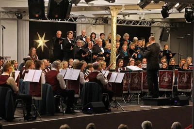 Dirigiert wurde das Konzert des Musikvereins von Tobias Hahn.
