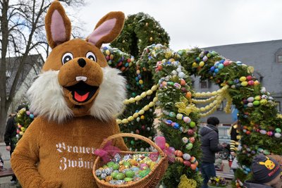 Osterhase „Horst“ durfte bei der Einweihung des Osterbrunnens in Zwönitz auch nicht fehlen.