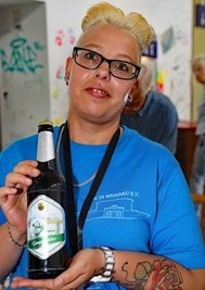 Verena Schulze hatte an ihrem Stand "Dampflokbier" im Angebot.