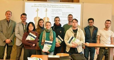 Willkommen in Markneukirchen: Bürgermeister Toni Meinel (Zweiter von links) hat die neuen Studenten im Studiengang Musikinstrumentenbau in der Merz-Villa begrüßt. 
