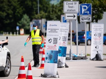            Ein Corona Testzentrum an einer Rastanlage.