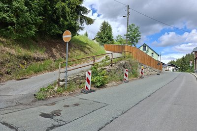 Die Stützmauer (l.) in Johanngeorgenstadt soll neu gebaut, die Straße rechts daneben saniert werden.