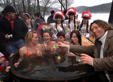 
              <p class="artikelinhalt">Im Zuber bekommen die Mittweidaer Funken Yvonne, Janine, Melanie und Julia (v. l.) von Steffen Mäding noch Rosenblütenblätter. </p>
            
