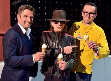 Andreas Marschner (rechts) verwöhnte Udo Lindenberg und Arena-Chef Ralf Schulze mit Eierlikör-Eis.