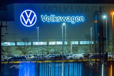 Ein neuer VW Schriftzug am Volkswagen-Werk in Zwickau/Mosel leuchtet seit einigen Tagen in der Dunkelheit.