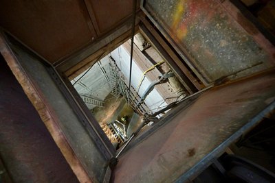 Der Erkundungsschacht führt in 22 Meter Tiefe. Wegen eines Kupfer-Sulfit-Ganges haben sich die Bergleute vergangener Tage hier tief ins Erdreich gegraben.