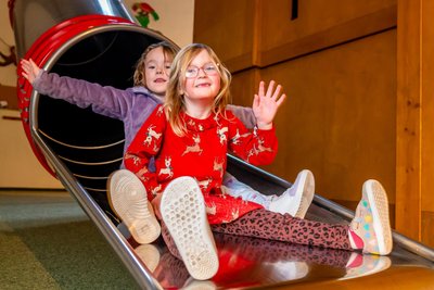 Ronja und Nela (von links) in der Röhrenrutsche der Spielburg in Stockhausen.