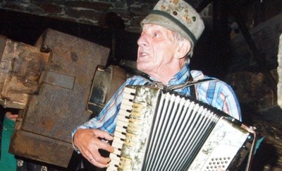 Johannes Schönherr 1991 bei einem seiner legendären Auftritte mit dem Akkordeon im Frohnauer Hammer. 
