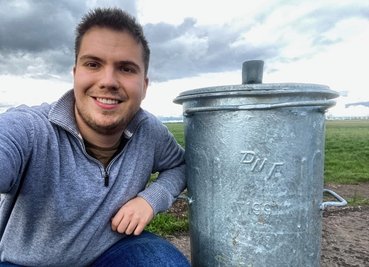 Sammler Alexander Smoljanovic kann es kaum fassen: Aus einem Bestand in Muldenhammer hat er einen verzinkten Aschekübel, Produktionsjahr 1991, bekommen. Die einst in der DDR im Dorfstädter Metallwerk gefertigten Mülltonnen sind heute selten. 