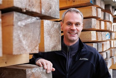 Zimmerermeister Ralf Kretschmar vom Scheibenberger Unternehmen Holzbau Kretschmar setzt sich dafür ein, dass mehr einheimisches Holz bei hiesigen Bauprojekten verwendet wird.