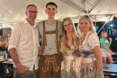 Lanny Hösel flog mit Schwester Julia und seinen Eltern Thomas und Christine nach Pennsylvania. Für das Oktoberfest warf sich das Quartett in Schale.