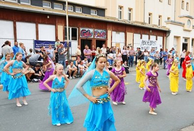Auch auf dem Vorplatz wurde ein Programm geboten. Dort trat die Werdauer Showtanzgruppe "Chillies" auf.