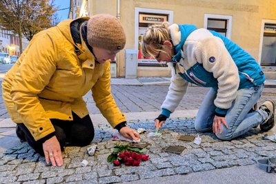 Elke Wagner Sandy Schmieder (von links) halten die Stolpersteine an der Burgstraße in Freiberg sauber.