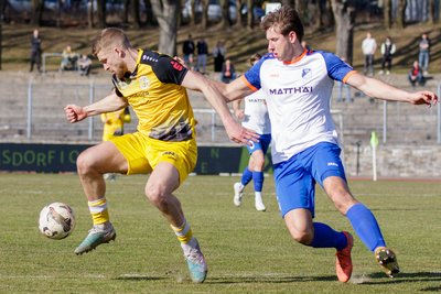Johann Martynets (links) behauptet den Ball in dieser Szene aus dem jüngsten Plauener Heimspiel gegen Krieschows Jannis Fuchs.