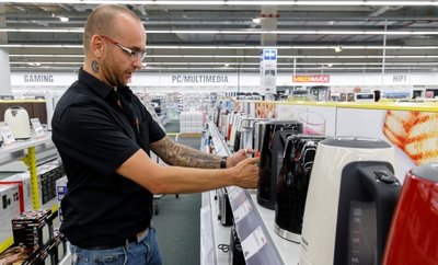 Auch der Medimax in Annaberg, im Bild Mitarbeiter Nicky Purrmann, bietet über die Plattform zahlreiche Artikel an. 