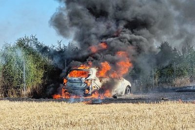 Anfang August hielt ein brennendes Auto auf einem Feld in Langenhessen die Feuerwehr in Atem.