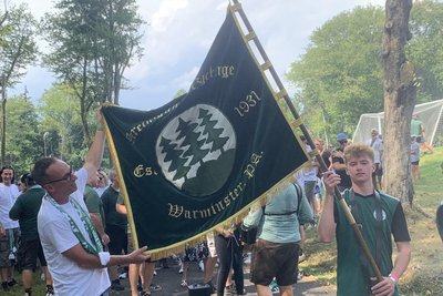 Wie das Wappen der Stadt Thalheim zeigt auch die Fahne der „Vereinigung Erzgebirge“ drei Tannen.