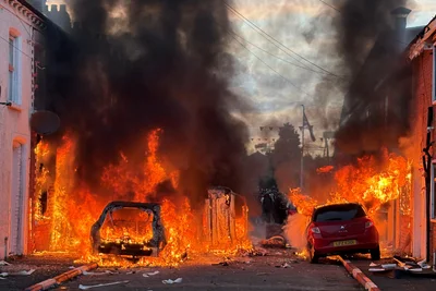 Belfast am 9. Juni: Fahrzeuge wurden von Demonstranten in der Lendrick Street in Brand gesetzt.
