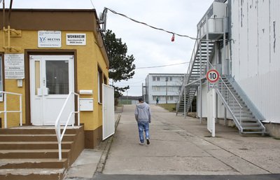 Die vorhandenen Plätze in den sächsischen Asylbewerberheimen reichen angesichts steigender Flüchtlingszahlen nicht mehr aus. Deswegen wird nach weiteren Möglichkeiten der Unterbringung gesucht.