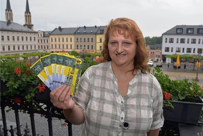 Anett Neudel, Marktmeisterin der Stadt Oelsnitz, zeigt die neuen Oelsnitz-Gutscheine.
