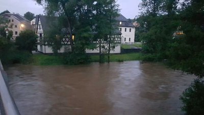 Weischlitz, Dienstagabend kurz vor 22 Uhr: Der historische Ortskern steht vor der Überflutung. Flußaufwärts in Adorf hatte die Weiße Elster gegen 21.15 Uhr die Hochwasserwarnstufe 1 überschritten. 