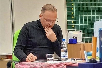 Landrat Dirk Neubauer beim Vorlesen in der dritten Klasse des Förderzentrums "Clemens Winkler" in Brand-Erbisdorf. 