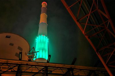 In der Nacht zu Sonntag wird an der Esse in Chemnitz nur der grüne Teil angestrahlt.