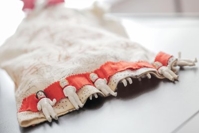 In der Hochzeitsnacht wurde dem Mann die Zipfelmütze mit den sogenannten Nacktfröschen aufgesetzt. Sie sollte Kindersegen bringen.
