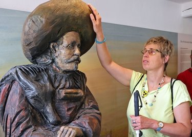 Jana Röster aus Neustadt in Sachsen kann gut fühlen und sich vorstellen, wie der Karl May von Siegfried Otto Hüttengrund aussieht. 