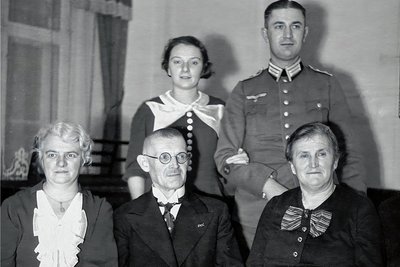 Verlobung 1938 in Zschopau: Fritz Menzer (hinten) zusammen mit seiner Frau Käthe Martin-Hille, seinen Schwiegereltern und weiteren Gästen. In der Motorradstadt lebte das Ehepaar dann auch von 1945 bis zur Flucht 1949.