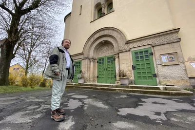 Johannes Ott von der Kirchgemeindevertretung Netzschkau vor der Brockauer Kirche. In der Bauplanung des Kreises sieht die Gemeinde eine Grundlage für Enteignungen.