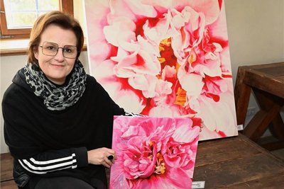 Die Besonderheit der Kamelienschau in Pirna-Zuschendorf: In diesem Jahr ist die italienische Region Toskana mit ihren Blüten, Kamelienbildern und Schmuck der Künstlerin Isabel Pacini (im Bild) vertreten.