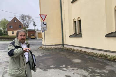 Johannes Ott auf dem Platz der Einheit neben der Kirche – ist es dort perspektivisch mit dem Parken vorbei?