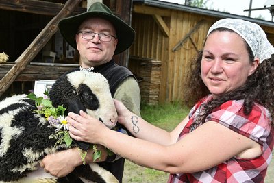 Mandy Lehmann aus Treuen schätzte das Gewicht eines Schafbockes am besten und gewann ein Lamm. Das Foto zeigt sie mit Schäfermeister Enrico Adler.