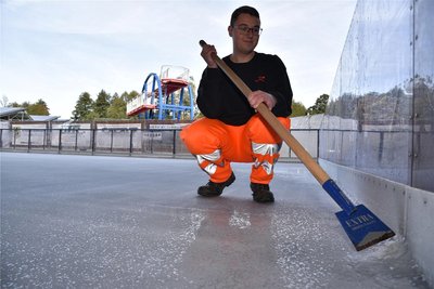 Eisbahn-Mitarbeiter Mike Prasser mit Arbeiten an der Eisfläche.