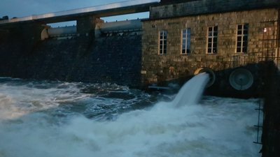 Abfluss der Talsperre Pirk am Dienstag gegen 22 Uhr.  Die sogenannten "Fischbauchklappen", die im Notfall für Entlastung der Talsperre sorgen können, sind noch geschlossen. 
