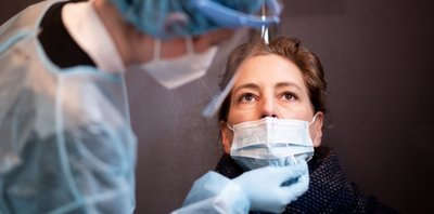 Nasenabstrich in einem Corona-Schnelltest-Zentrum: Für den Test fallen seit einigen Tagen Kosten an. 