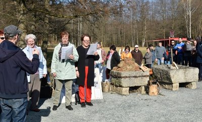 Viele Schaulustige und ein Hauch Volksfeststimmung: Der Kirchenchor umrahmte das kleine Fest mit einigen Liedern.